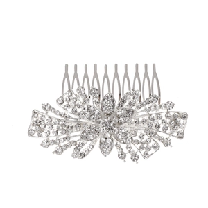 Dettaglio del pettine per capelli in lega d'argento con strass scintillanti a farfalla