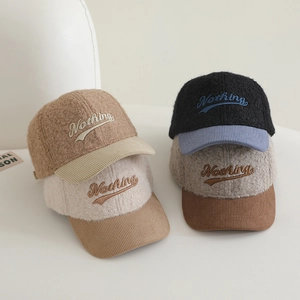 Détail de casquettes enfant avec calotte en polaire sherpa et visière en velours côtelé
