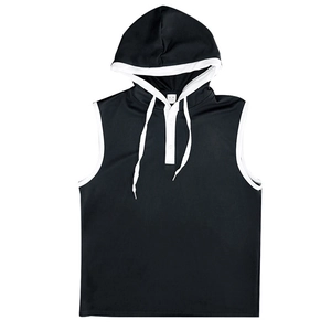 Détail du polo sans manches à capuche avec patte de boutonnage et bordure blanche au col