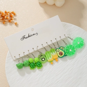 Détail du lot de 9 paires de boucles d'oreilles en résine verte avec motifs de fruits