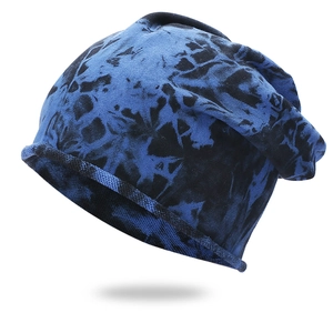 Détail du bonnet en maille tie-dye bleu et noir avec texture douce et bordure roulée