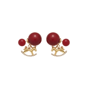 Élégantes boucles d'oreilles perles rouges avec breloque cheval doré et zircons