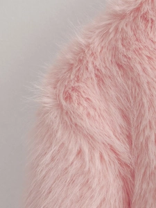 Gros plan sur la texture de fourrure synthétique rose aux fibres longues et douces