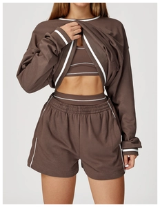 Dettaglio del set sportivo 3 pezzi marrone moka con strisce bianche su pantaloncini e polsini
