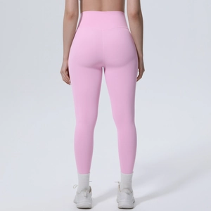 Detailansicht der High Waist Yoga-Leggings mit Push-up-Effekt und weichem rosa Stretchstoff