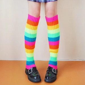 Jambières tricotées à rayures arc-en-ciel pour styles Lolita et JK portées par un mannequin
