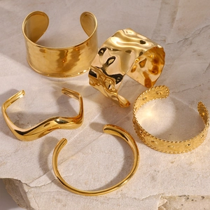 Set mit fünf goldenen Edelstahl-Armreifen mit Hammerschlag- und Wellentextur