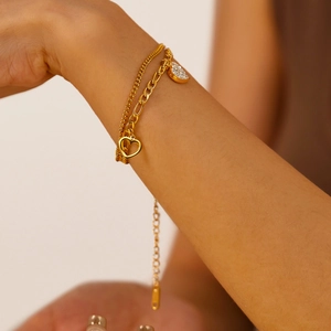 Bracciale a doppio strato in oro con catena snake e figaro e ciondoli a cuore con cristalli