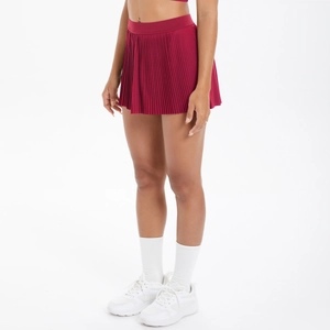 Detailansicht des weinroten Falten-Sportrocks mit hoher Taille und leichtem Stoff