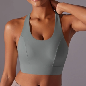 Détail d'un soutien-gorge de sport gris avec col en U et larges bretelles de soutien