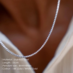 Collana da uomo con catena a maglie cubane da 55 cm in acciaio inossidabile sul modello