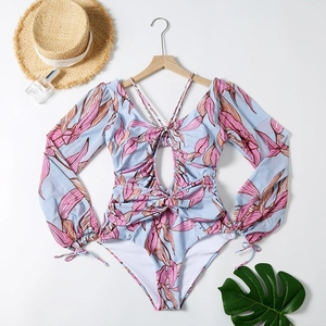 Dettaglio costume da bagno floreale con scollatura intrecciata e maniche con coulisse regolabile