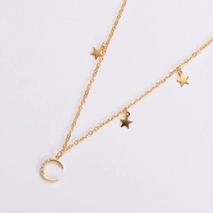 Collier élégant doré avec pendentifs étoile et lune sertis de zircons blancs brillants