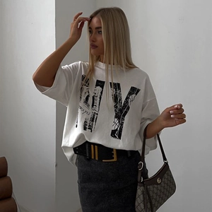 Détail de l'imprimé vintage NY Brooklyn sur un t-shirt blanc en coton oversize pour femme