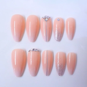 Unghie a mandorla sfumate rosa con linee argento, glitter e strass decorativi