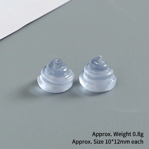 Détail d'une petite décoration en résine bleue translucide de 10x12mm pesant environ 0,8g