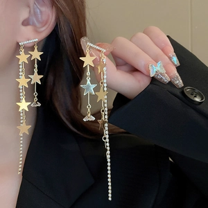 Boucles d'oreilles étoiles dorées avec strass montrant un élégant style à pampilles