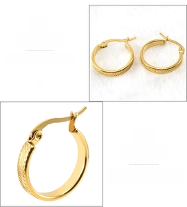 Détail de boucles d'oreilles créoles dorées en acier 18K avec fermoir rond à cliquet