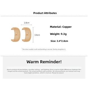 Detail specifications of C-shaped mesh gold earrings with dimensions and weight info
