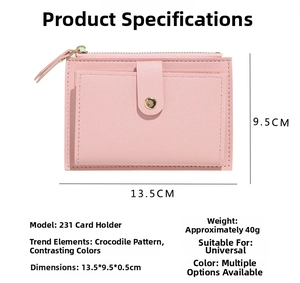 Portacarte rosa in pelle a motivo coccodrillo con dimensioni 14x9x0,5cm e zip sopra