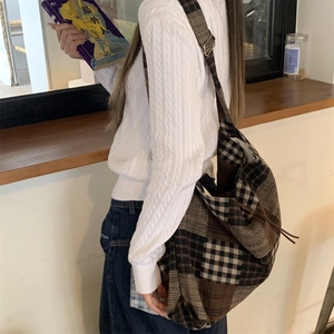 Dettaglio della trama a quadri vintage e coulisse su una borsa tote in tela