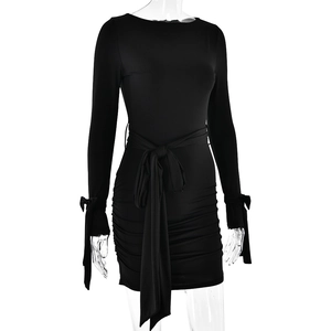 Détail de robe noire à manches longues avec taille nouée et ourlet plissé