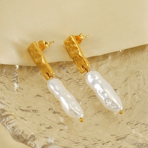 Elegant gold-plated bar earrings with baroque pearls and textured finish