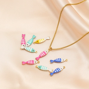 Collier en acier doré avec pendentifs poissons en émail coloré sur fond de soie beige