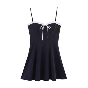Mini robe d'été noire pour femme coupe trapèze avec dentelle blanche et nœud papillon