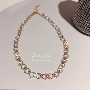 Élégant collier de perles multicouche plaqué or avec strass scintillants pour femmes