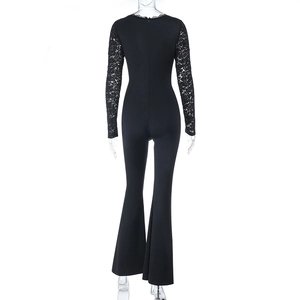 Détail arrière de la combinaison noire moulante avec manches en dentelle et coupe évasée