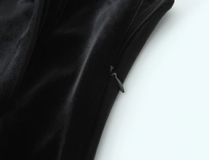 Détail d'une fermeture éclair invisible sur une robe de soirée en velours noir chic
