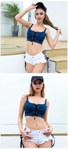 Dettaglio top in denim blu e pantaloncini bianchi sfilacciati con ricamo LOVE