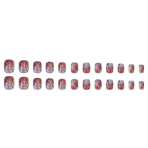 Faux ongles carrés courts avec dégradé rouge violet et motif de lignes géométriques