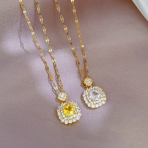 Collier géométrique en acier titane avec pendentifs carrés et micro-incrustations de cristal