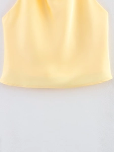 Gros plan sur le tissu satiné jaune vif avec texture lisse et éclat soyeux