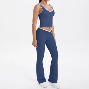 Détail d'ensemble de yoga bleu avec taille en V croisée et bordures blanches contrastées