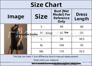 Guide des tailles montrant le buste et la longueur de la mini robe dos nu plissée slim