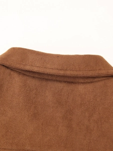 Primer plano del cuello de ante marrón y las costuras de la chaqueta estilo biker