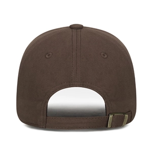 Vue arrière de la casquette de baseball en coton marron foncé avec boucle réglable