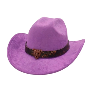 Dettaglio del cappello da cowboy viola scamosciato con stemma leopardato in metallo