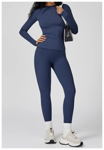 Détail d'un ensemble de yoga bleu foncé avec legging taille haute et haut à manches longues