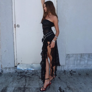 Robe sexy en dentelle noire avec bustier et ourlet irrégulier transparent