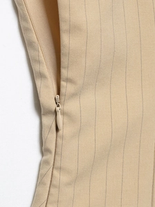 Detailaufnahme des unsichtbaren Reißverschlusses am beige gestreiften Webstoff-Set