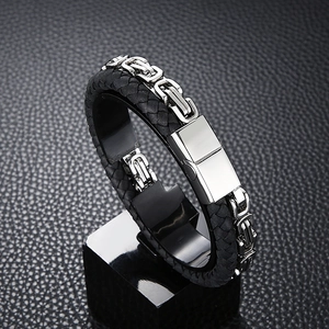 Detail eines Herren-Byzanz-Armbands mit geflochtenem Leder und Magnetverschluss aus Metall