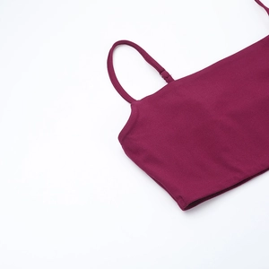 Dettaglio delle cuciture sulle spalline del top a canotta in maglia color bordeaux