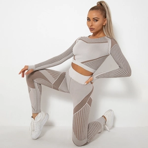 Dettaglio completo completo yoga senza cuciture a maniche lunghe con inserti in mesh