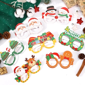 Vue à plat de lunettes de Noël colorées en papier avec Père Noël et rennes