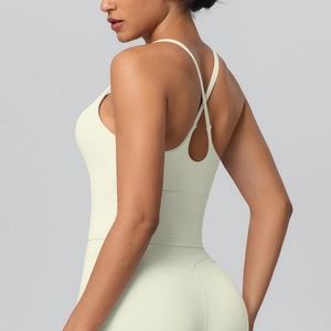 Détails des bretelles croisées et découpe goutte sur le body de yoga beige extensible