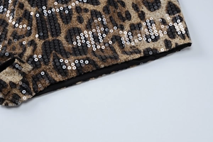 Gros plan détaillé du motif léopard avec des paillettes brillantes et bordure noire